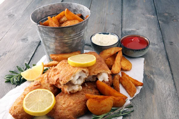 Traditionelle britische Fish and Chips mit Kartoffeln und Zitrone. — Stockfoto