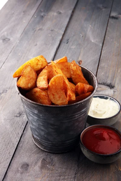 Papas fritas con salsa de tomate y mayonesa sobre fondo de madera — Foto de Stock