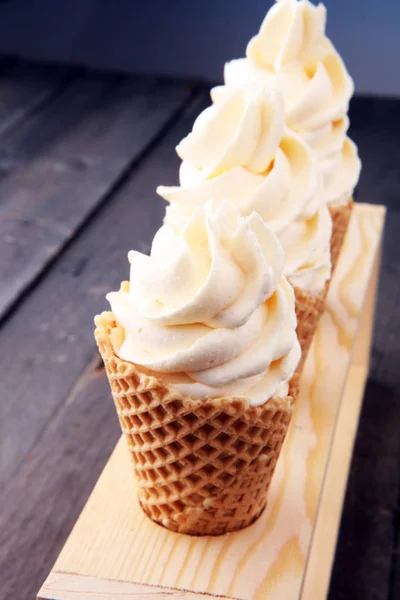 Vanilka zmrazené jogurt nebo točené zmrzliny v oplatkovém kornoutku. — Stock fotografie