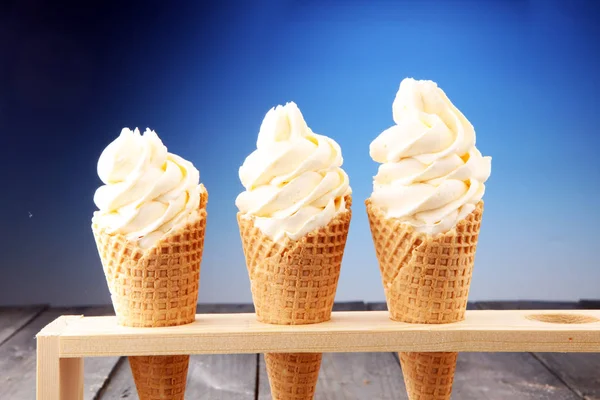 Iogurte congelado de baunilha ou sorvete macio em cone de waffle . — Fotografia de Stock