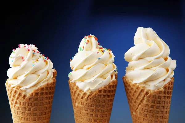 Vanilla frozen yogurt or soft ice cream in waffle cone. — Stock Photo, Image