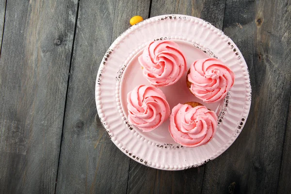 Sabrosos cupcakes sobre fondo de madera. Magdalena de cumpleaños en rosa co —  Fotos de Stock