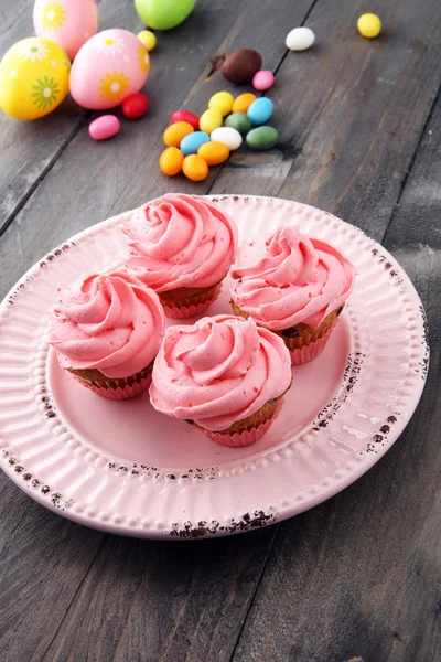 Sabrosos cupcakes sobre fondo de madera. Magdalena de cumpleaños en rosa co —  Fotos de Stock