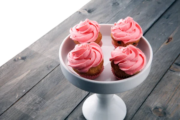Sabrosos cupcakes sobre fondo de madera. Magdalena de cumpleaños en rosa co —  Fotos de Stock