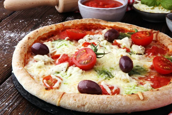 Pizza met kaas vers gebakken pizza uit de oven. — Stockfoto