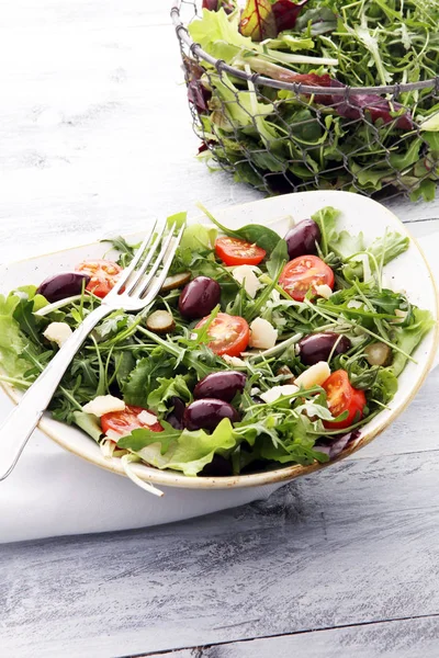 Salad with cheese and fresh vegetables and arugula. — Stock Photo, Image
