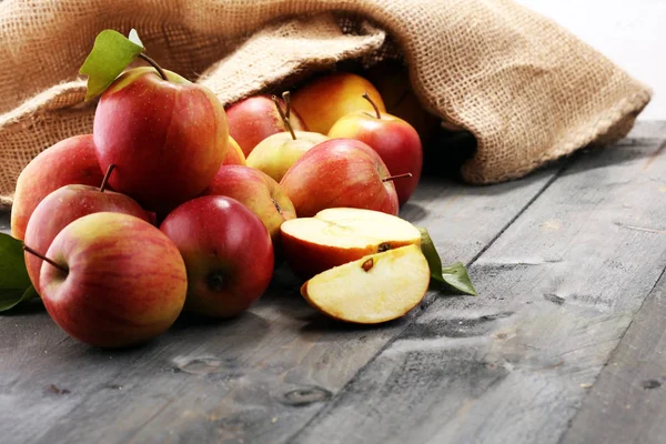 Pommes rouges mûres avec des feuilles sur fond en bois . — Photo