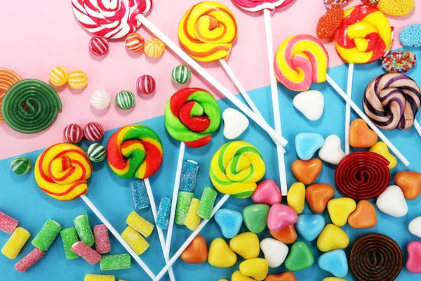Caramelos con jalea y azúcar. colorida variedad de diferentes niños —  Fotos de Stock
