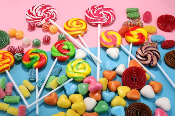 ゼリーと砂糖のお菓子。異なるチャイルズのカラフルな配列 — ストック写真