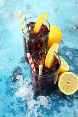 Buzlu içecek, limon ve bardakta saman..