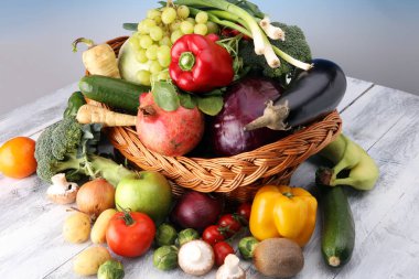 Çeşitli ham organik sebze ve meyve ile kompozisyon.
