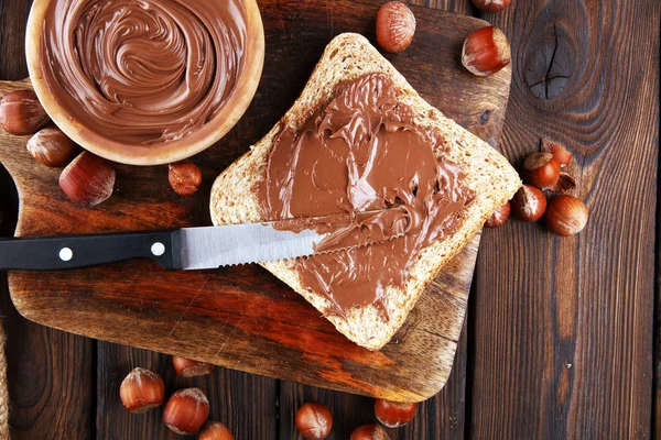 Ev yapımı fındık yayılmış tost ve mola için ahşap kase — Stok fotoğraf