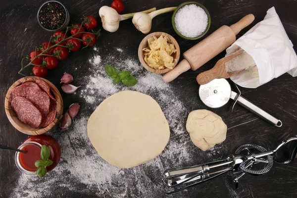 Préparation italienne fraîche de pizza crue et fraîche — Photo