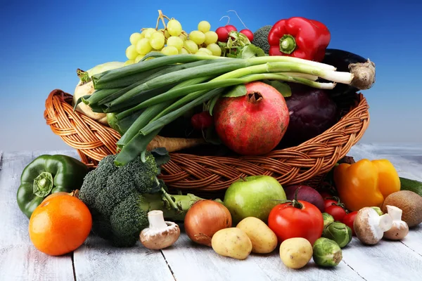 Σύνθεση με ποικιλία από ωμά βιολογικά λαχανικά και φρούτα. Β — Φωτογραφία Αρχείου