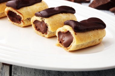 Geleneksel Fransız tatlı. Pasta çikolata sosu ile. Pastery