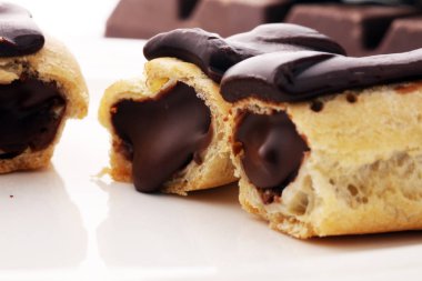 Geleneksel Fransız tatlı. Pasta çikolata sosu ile. Pastery