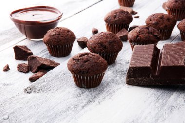 Çikolatalı kek, Beyaz ahşap zemin üzerine ev yapımı ekmek.