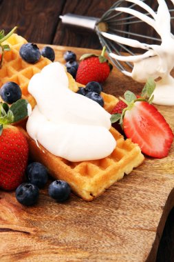 Çırpılmış krema ve taze çilek ile Belçika waffle yönetim kurulu.