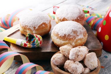 Alman Lokmalar reçel ve krema şeker ile. Karnaval toz şeker 