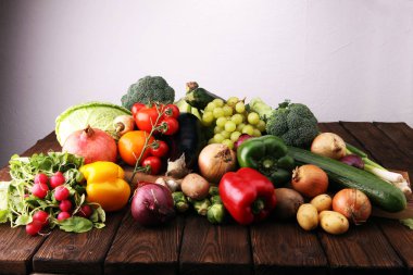 Çeşitli ham organik sebze ve meyve ile kompozisyon.
