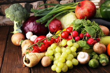 Çeşitli ham organik sebze ve meyve ile kompozisyon.