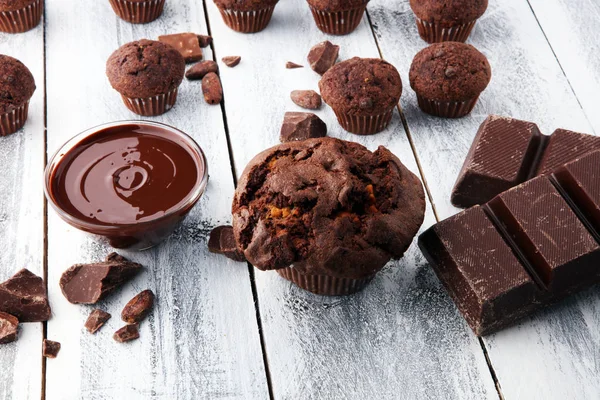 Muffins de chocolate, padaria caseira em fundo de madeira branca . — Fotografia de Stock