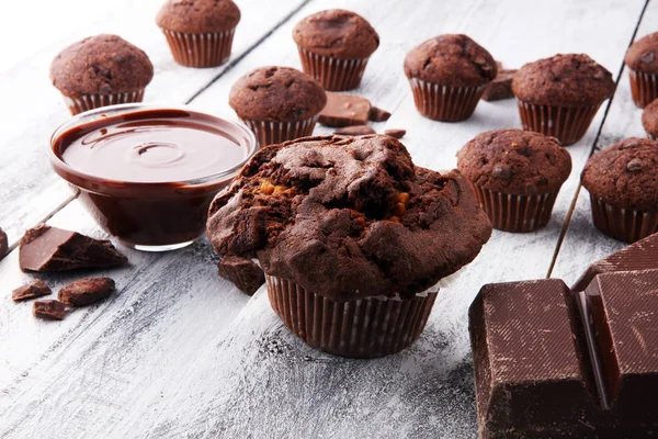 Čokoládové muffiny, domácí pekárna na bílém pozadí dřevěná. — Stock fotografie