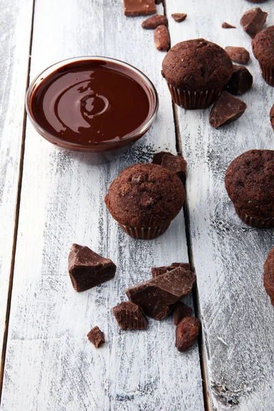 Schokoladenmuffins, hausgemachte Backwaren auf weißem Holzhintergrund. — Stockfoto