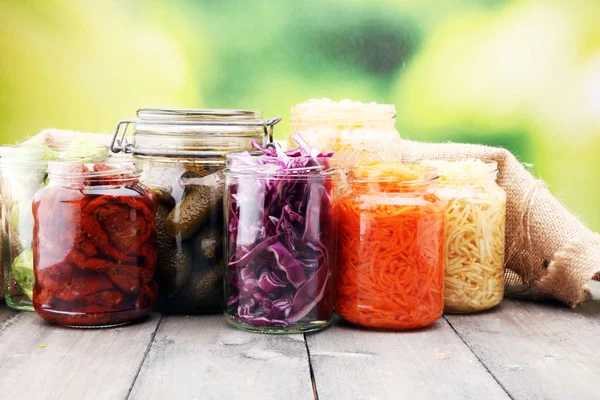 Potten met verscheidenheid van ingemaakte groenten. Geconserveerde levensmiddelen. — Stockfoto