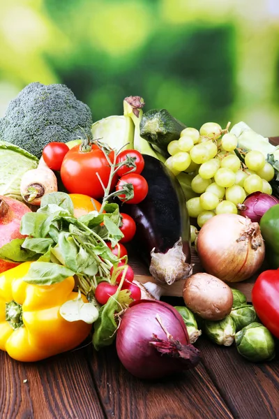 Composición con variedad de verduras y frutas orgánicas crudas . — Foto de Stock