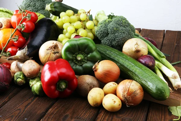 Composição com variedade de vegetais orgânicos crus e frutas . — Fotografia de Stock