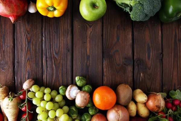 Složení s řadou raw bio zeleniny a ovoce. — Stock fotografie