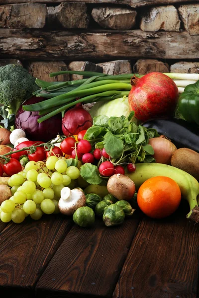 Σύνθεση με ποικιλία από ωμά βιολογικά λαχανικά και φρούτα. — Φωτογραφία Αρχείου