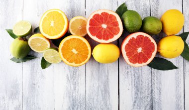 Narenciye arka plan. Çeşitli taze narenciye meyve. Limon, portakal li