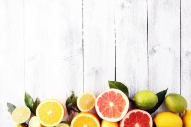 Narenciye arka plan. Çeşitli taze narenciye meyve. Limon, portakal li