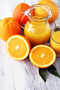 Bardak portakal suyu ve ahşap backg turuncu meyve dilimleri