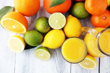 Narenciye arka plan. Çeşitli taze narenciye meyve. Limon, portakal li