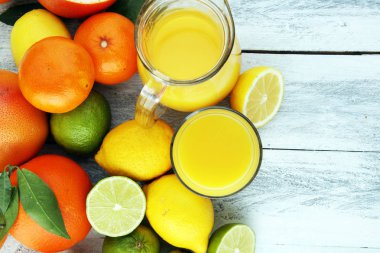 Narenciye arka plan. Çeşitli taze narenciye meyve. Limon, portakal li