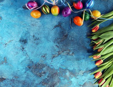 Paskalya için yumurta ve laleli şenlik ortamı.