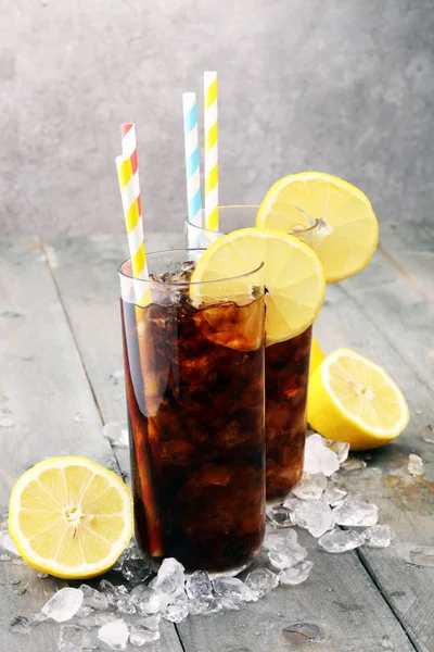 Refresco con cubitos de hielo, limón y paja en vaso. —  Fotos de Stock