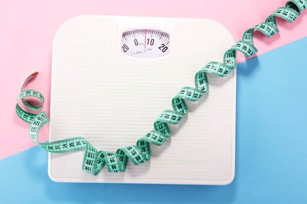 Peso y cinta métrica y concepto de dieta y estilo de vida saludable —  Fotos de Stock