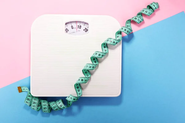 무게와 테이프 측정 및 다이어트와 건강 한 lifestyl의 개념 — 스톡 사진