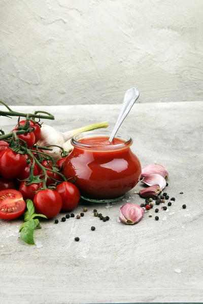 Molho de tomate cereja fresco em fundo rústico com tomate cereja — Fotografia de Stock