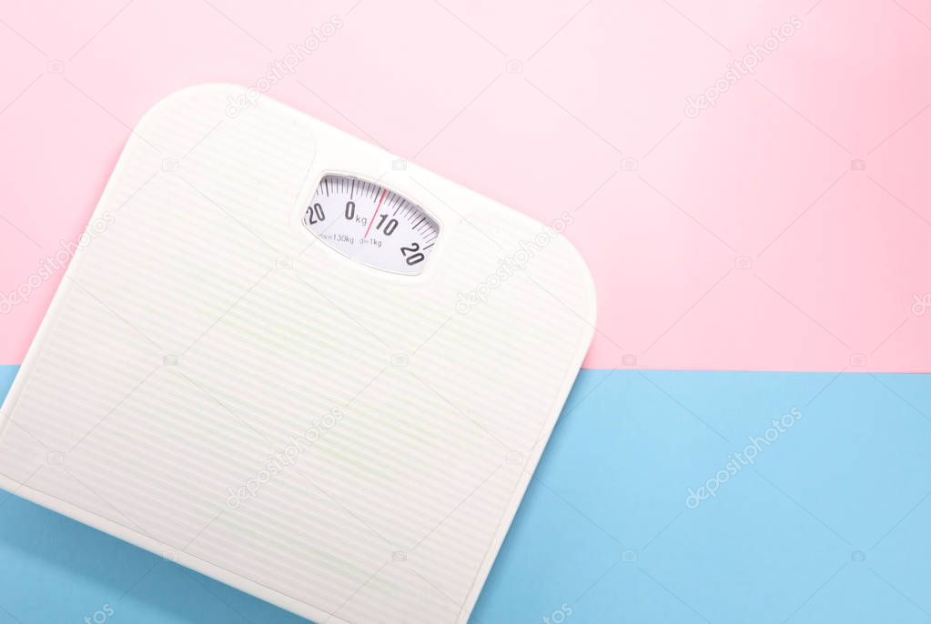 weight measure flat lay on colored paper.