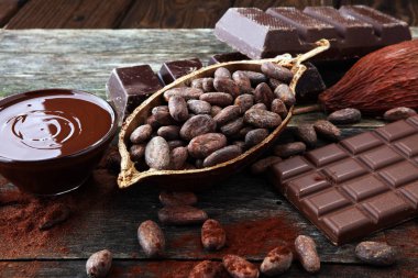 Çikolata veya erimiş çikolata ve çikolata girdap erime. yığın