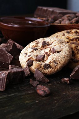 Tahta masada çikolatalı kurabiyeler. Çikolata parçacıklı kurabiye.