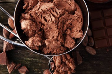 Çikolatalı dondurma kaşık, buz kaşıkla scooped.