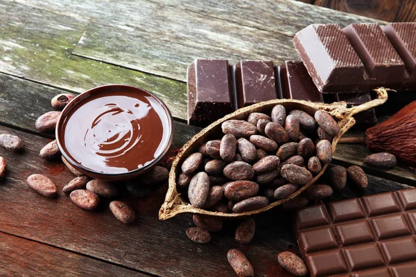 Cioccolato fondente o cioccolato fuso e vortice di cioccolato. stack — Foto Stock