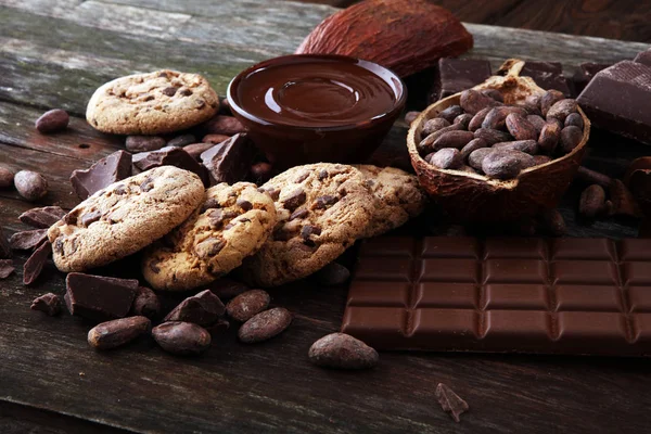 Galletas de chocolate sobre mesa de madera. Galletas de chocolate chip disparado — Foto de Stock
