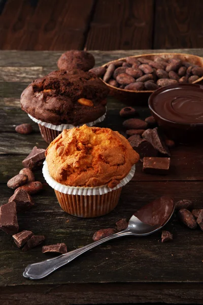 Muffin de chocolate e muffin de nozes, padaria caseira em backgro escuro — Fotografia de Stock